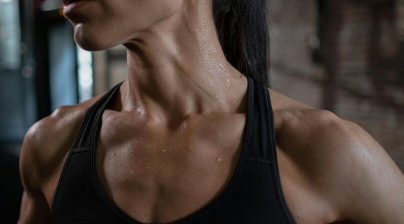 Een vrouw met bezweet lichaam.