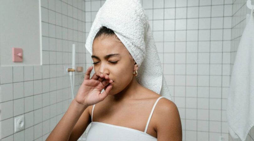 Een meisje die gaapt.