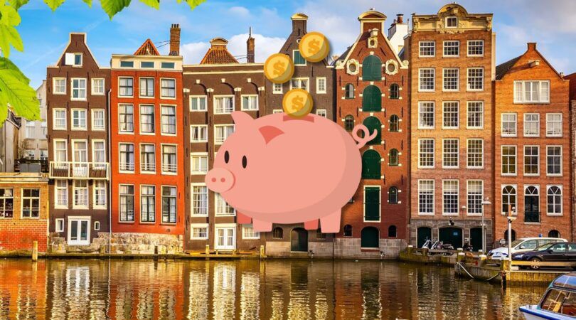 Een foto van Amsterdamse grachten met een spaarvarkentje geillustreerd.