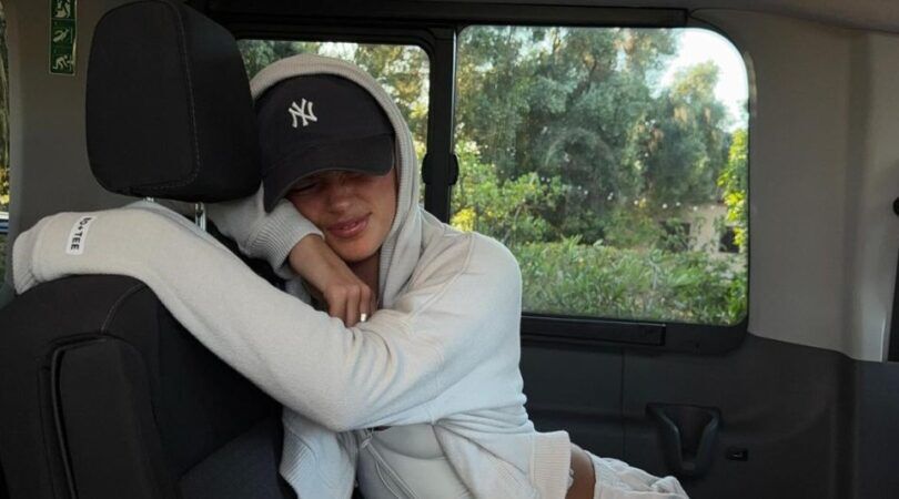 Een meisje zit in de auto.