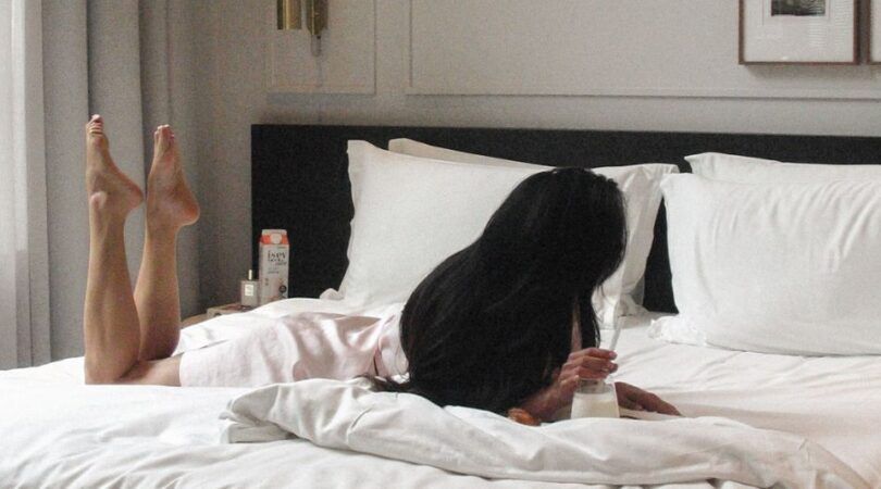 Anna Nooshin ligt op haar bed.