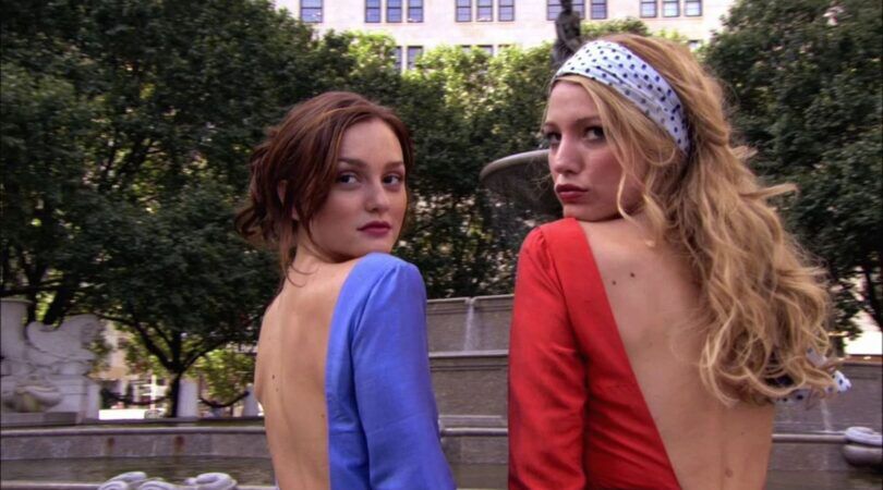 Blair en Serena uit Gossip Girl lachen naar de camera.