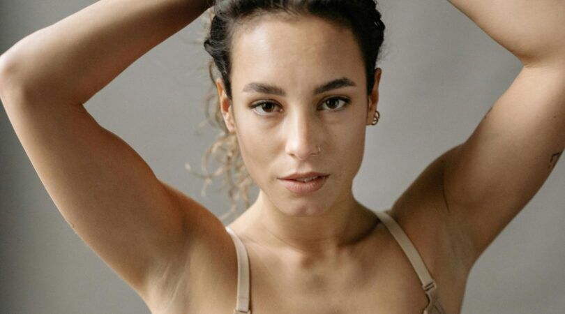 vrouw met armen omhoog