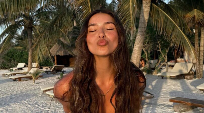 meisje doet duckface op het strand