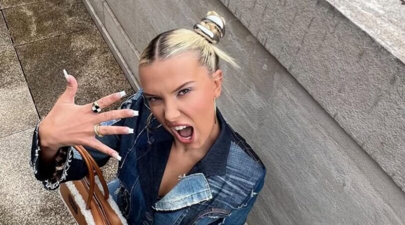 Millie Bobbi Brown met hair hardware accessoires.