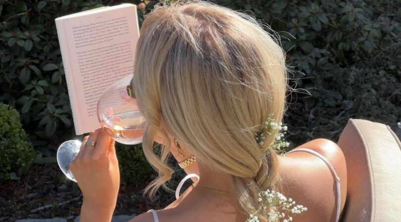 Een vrouw leest een boek.