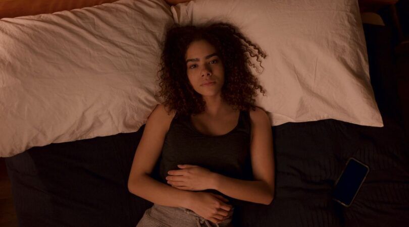 Sc&egrave;ne uit Ginny & Georgia waarin Ginny op bed ligt.