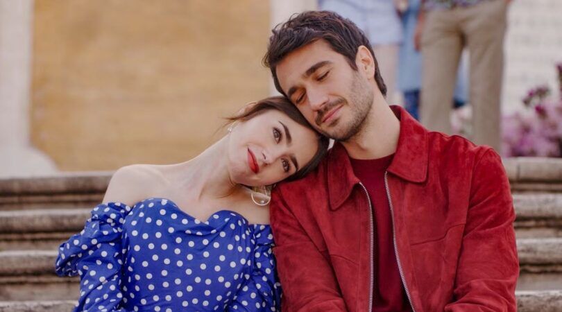 Een vrouw legt haar hoofd op de schouder van haar vriend.