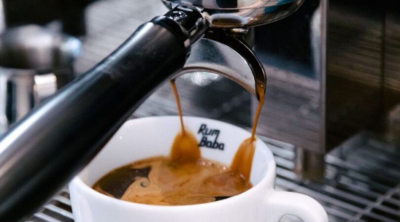 Koffie wordt gezet door een koffiezetapparaat.