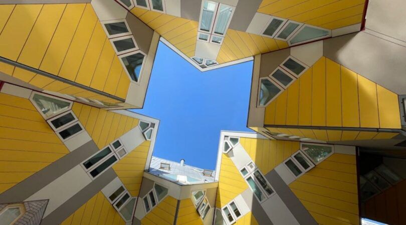 De kubuswoningen in Rotterdam van onder gefotografeerd.