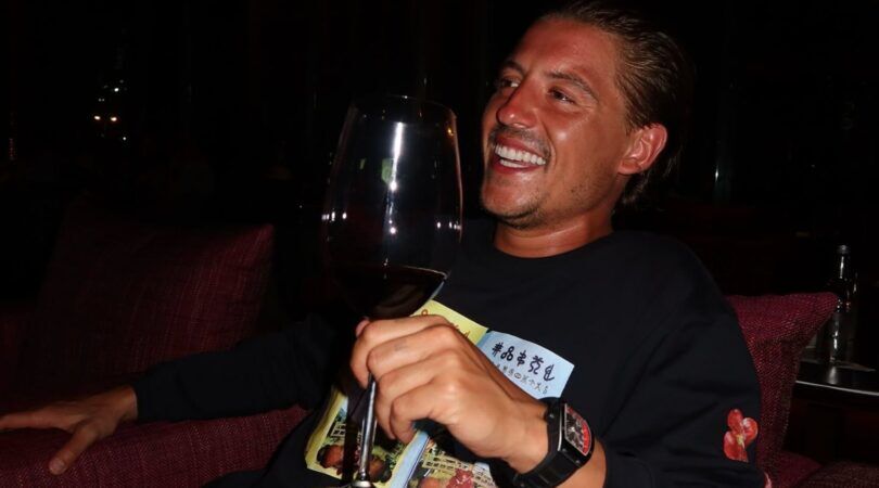 Lil Kleine met een glas wijn.