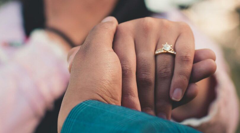 Hand met een trouwring.