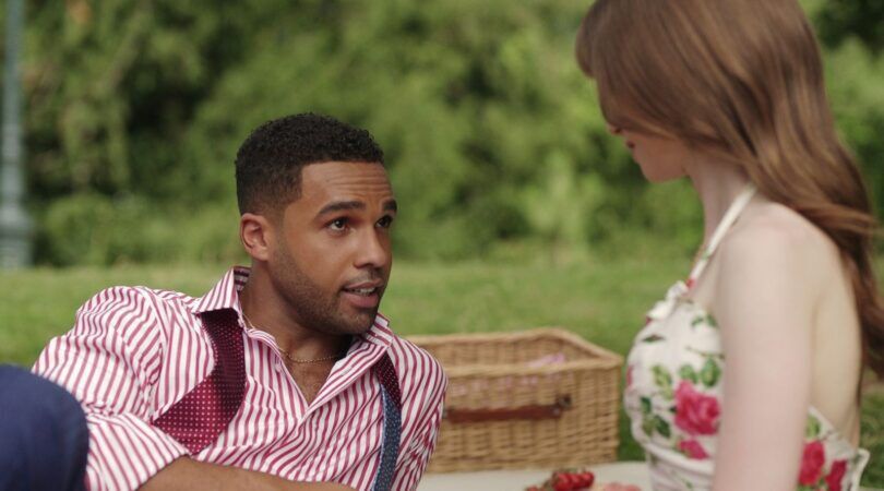 Een koppel zit samen op een picknickkleed.