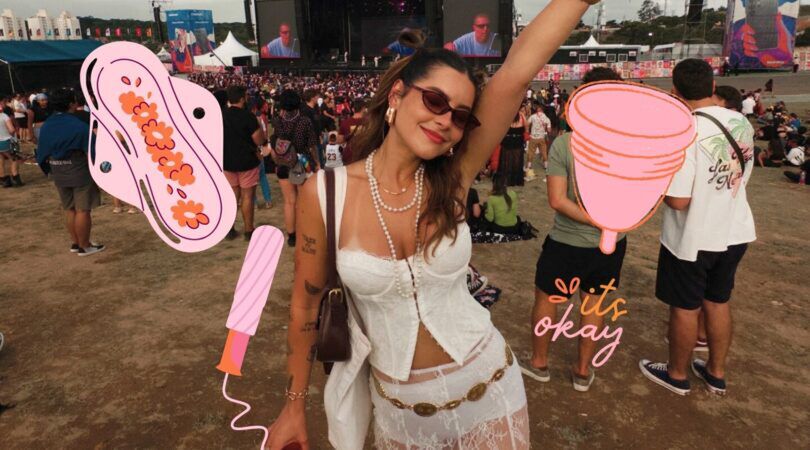 meisje op festival omringd door stickers van menstruatieproducten