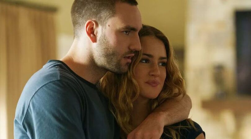 Een koppel in een omhelzing.