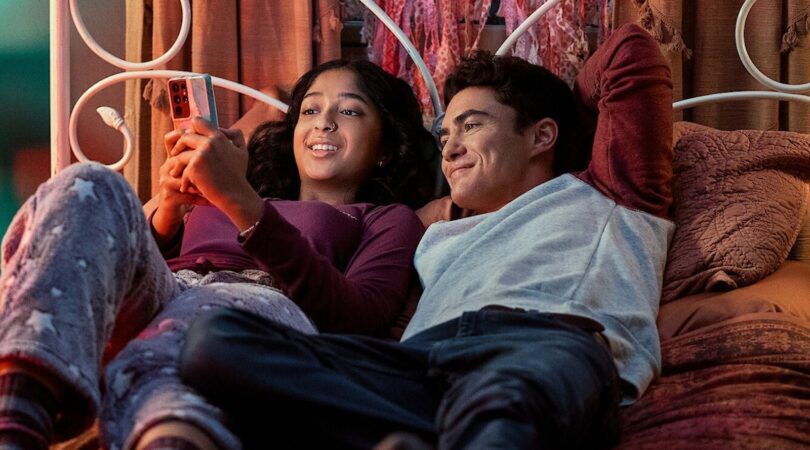 Sc&egrave;ne uit Never Have I Ever waar Devi en Paxton naast elkaar in bed liggen.