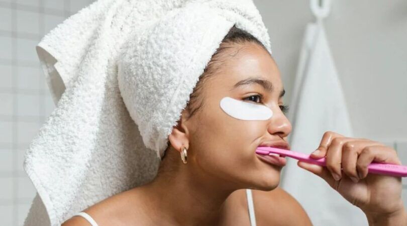 Een meisje die haar tanden aan het poetsen is.