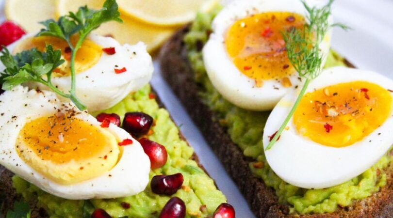 Avocado toast met ei