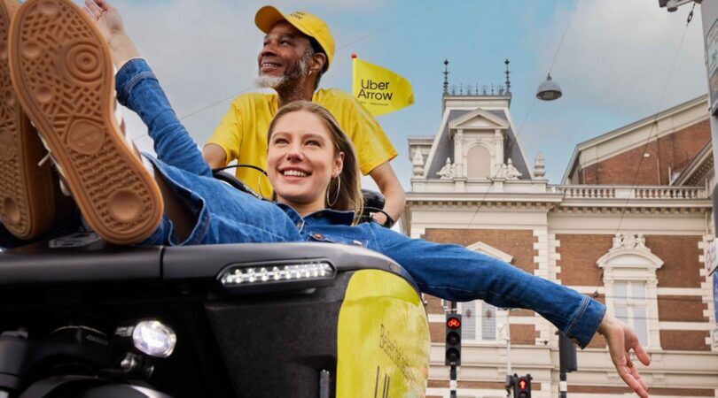 Iemand in de bakfiets in Amsterdam.