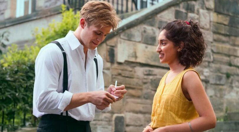 Meisje kijkt verliefd naar de jongen voor haar.