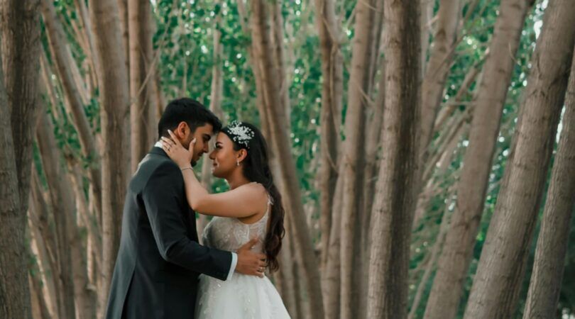 Een man en een vrouw staan op het punt te trouwen.