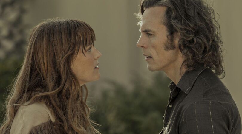 Man en een vrouw staan tegenover elkaar.