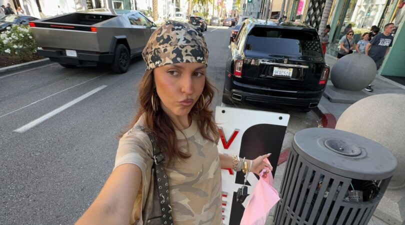 Een meisje maakt een selfie met een bandana om haar hoofd geknoopt.