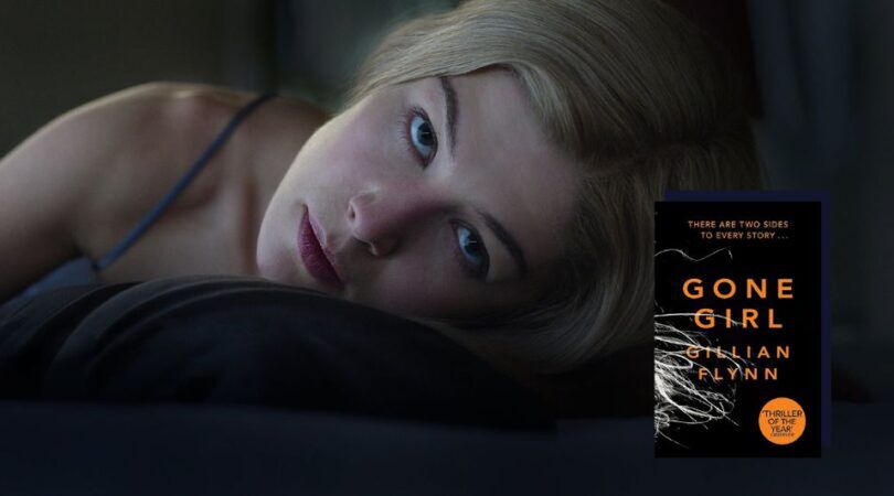 Vrouw kijkt omhoog vanuit een liggende positie.