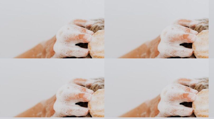 Een vrouw die haar haar aan het wassen is.