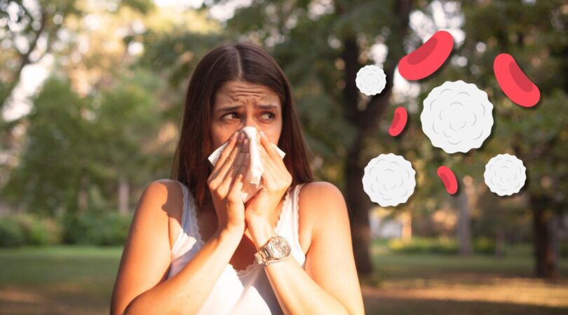 Een vrouw niest in het bos.