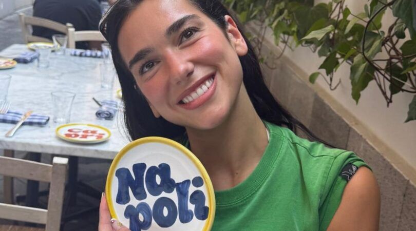 Dua Lipa lacht naar de camera vanuit Italie.
