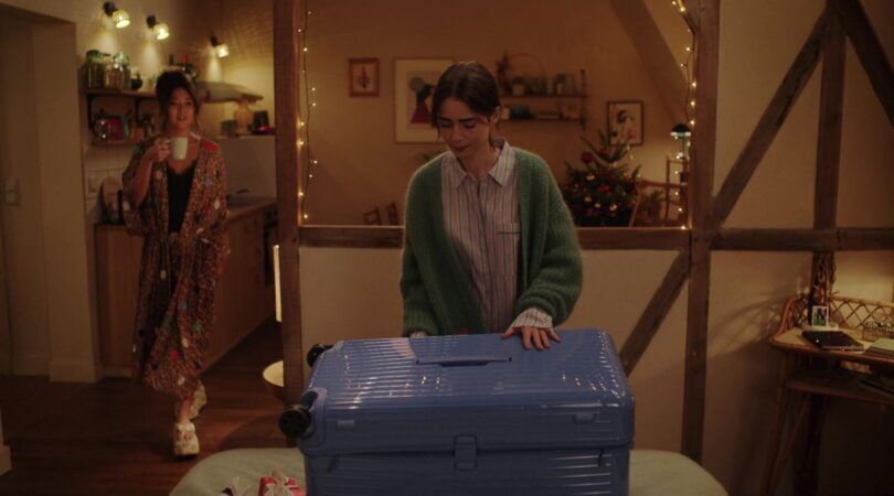 Emily maakt haar koffer open in haar nieuwe kamer.