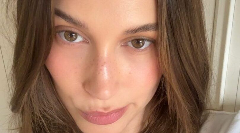 Vrouw maakt een selfie van dichtbij.