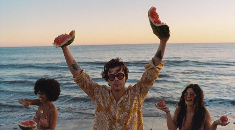 harry styles met watermeloenen in de watermelon sugar videoclip