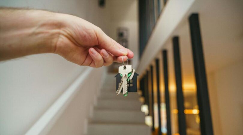 Sleutels van een nieuw huis voor een trap.