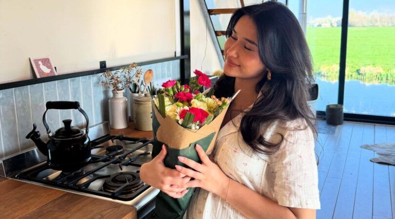 indy isabella met bloemen in haar hand