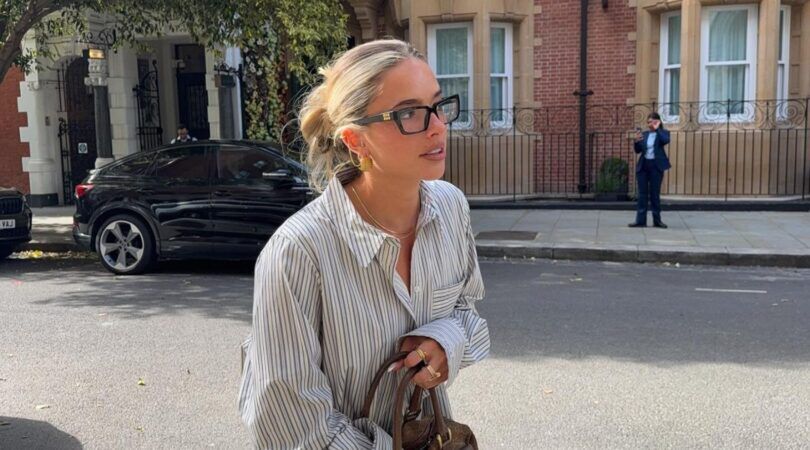 Een jonge vrouw loopt op straat.