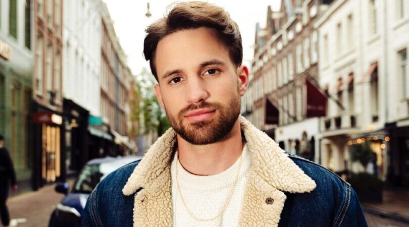 Man staart zwoel in camera.