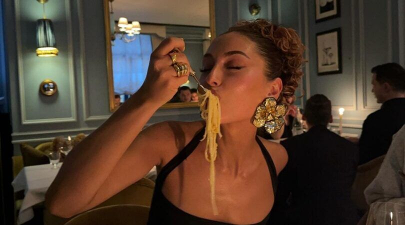Een vrouw die spaghetti eet.