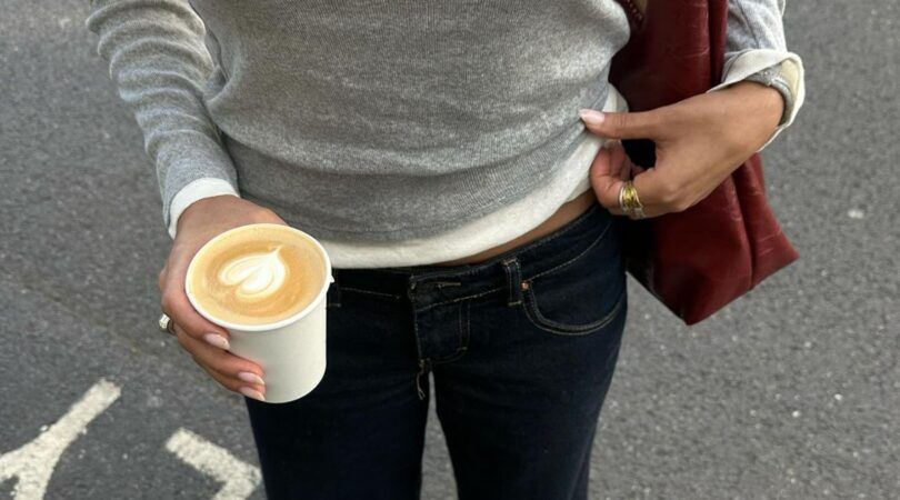 Een vrouw die koffie vasthoudt.