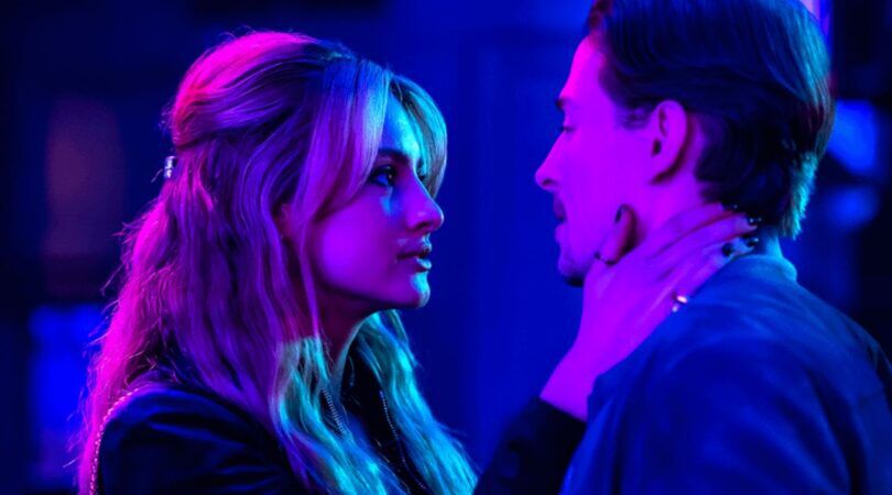 Een man en vrouw kijken elkaar aan.