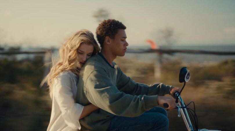 meisje achterop scooter bij jongen