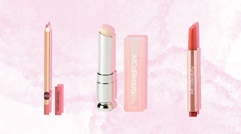 Drie lipproducten op een roze achtergrond.