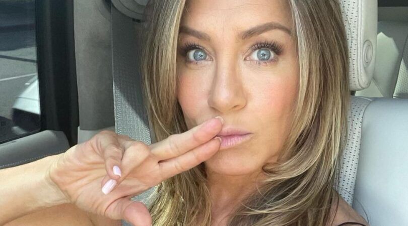 Vrouw neemt selfie in de auto.