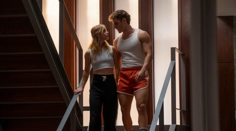 Twee sporters staren elkaar intiem aan.