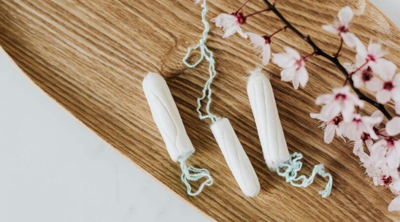 Tampons en bloemen op een plankje.