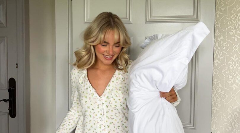 Een meisje met een pyjama aan.