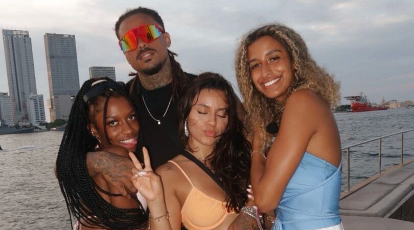 Shaniqua en Quentin knuffelen met andere castleden van EOTB.