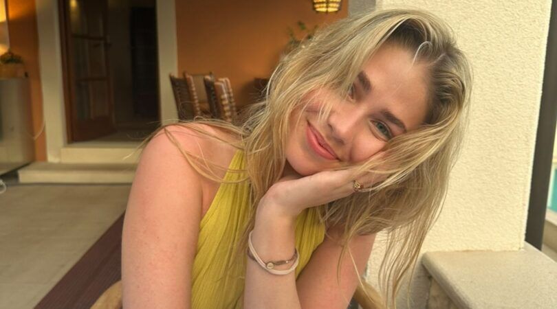 Roxy Dekker lacht naar de camera.