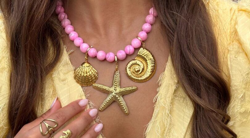 Een schelpenketting.